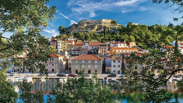 A coastal town with historic stone buildings, a marina, and a prominent castle on a hill. - Awesome Home in Novigrad With 4 Bedrooms, Sauna and Wifi (Novigrad)