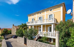 Apartment | Exterior - Beautiful Apartment in Omisalj With Wifi (Omisalj)
