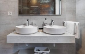 A bathroom with two round white sinks, a mirror above, and a towel rack. - Amazing Home in Zidarici With Outdoor Swimming Pool, Wifi and 6 Bedrooms (Malinska-Dubasnica)