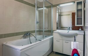 Bathroom - Awesome Home in Pula With Wifi and 2 Bedrooms (Pula)