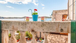Apartment | Balcony - Nice Apartment in Sibenik With Wifi and 3 Bedrooms (Sibenik)