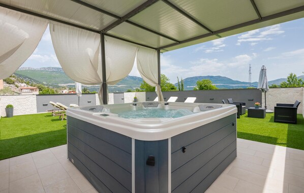 Exterior - Awesome Home in Umcani With Wifi and 9 Bedrooms (Vrgorac)