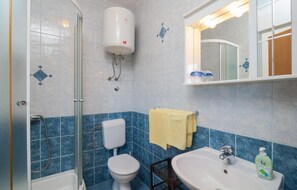 Apartment | Bathroom | Towels - Nice Home in Podstrana With Wifi and 0 Bedrooms (Podstrana)
