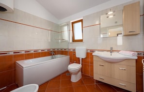 A modern bathroom with a bathtub, toilet, and sink. - Nice Home in Kmacici With Outdoor Swimming Pool, Wifi and 3 Bedrooms (Tinjan)