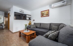 Apartment | Living room | TV, ping pong - Awesome Home in Baderna With Wifi and 2 Bedrooms (Porec)