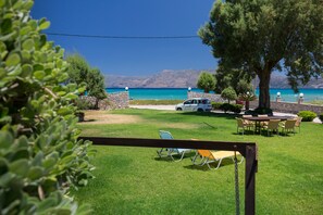 Outdoor dining - Vasso apartments Waterfront (ΚΙΣΣΑΜΟΣ)
