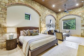 7 chambres, bureau, fer et planche à repasser, lit de bébé portatif