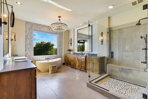 Ensemble baignoire-douche, séchoir à cheveux, serviettes fournies