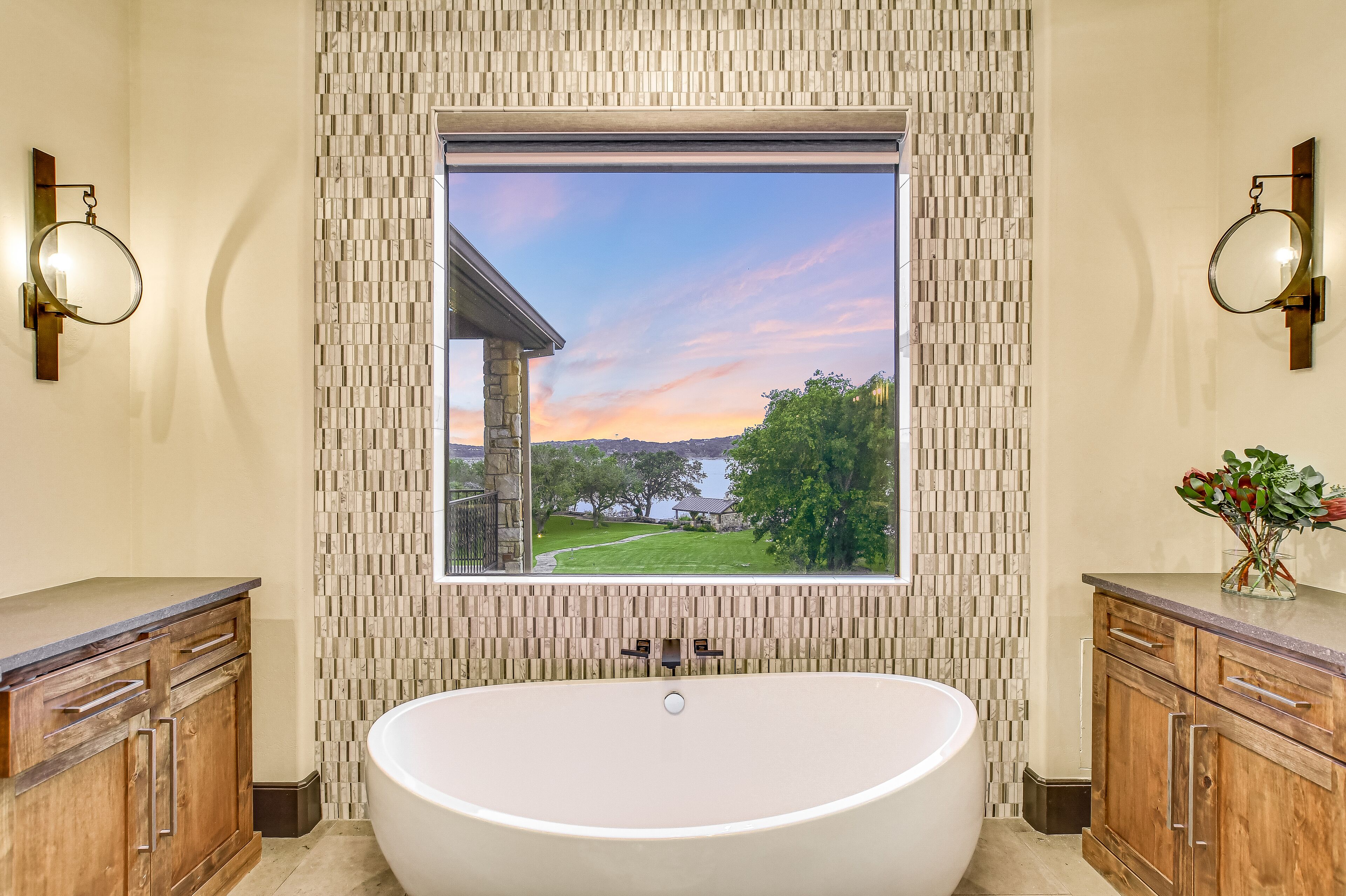 Family Fun I Above Sunset Point I Lakefront I Pool/Spa I GameRm l ATX F1 Host