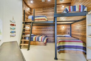 7 Schlafzimmer, Schreibtisch, Bügeleisen/Bügelbrett, Reisekinderbett
