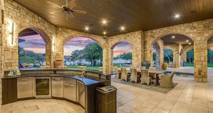 Above Sunset PointI Waterfront I Lake Travis I Pool&Spa I Game Room I Dock