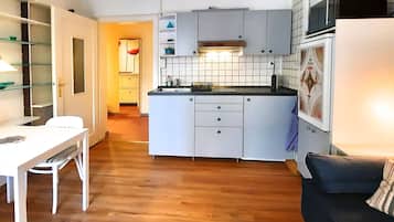 TV, DVD player, books, stereo