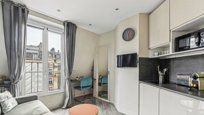 A modern apartment with a living room, kitchen, and dining area. - Studio Mac Mahon - Champs Elysees by B'Your Home (Paris)