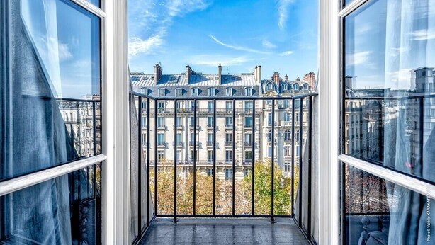 A balcony with a clear view of historic buildings and a blue sky. - Studio Mac Mahon - Champs Elysees by B'Your Home (Paris)