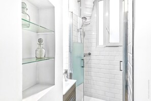 Dusche, kostenlose Toilettenartikel, Haartrockner, Handtücher