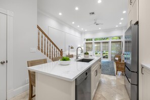 Refrigerador, microondas, parrilla de estufa y lavavajillas 