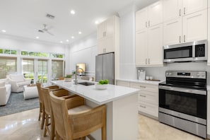 Fridge, microwave, stovetop, dishwasher