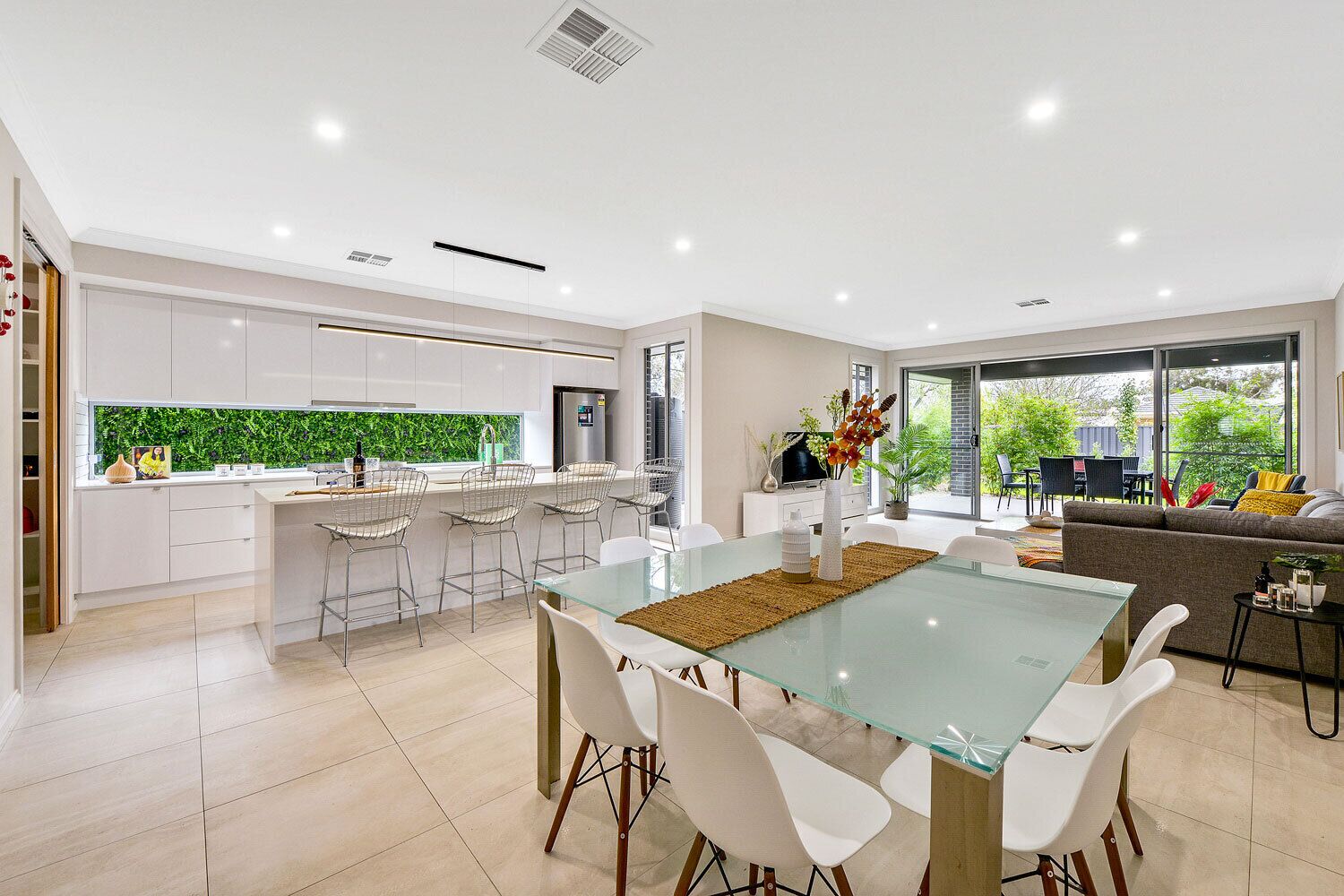 Modern Living in Great Location - Casa Kosma — image 12