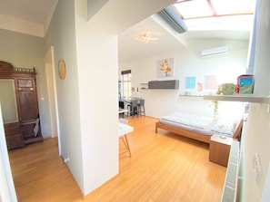 1 Schlafzimmer, Schreibtisch, Bügeleisen/Bügelbrett, Reisekinderbett