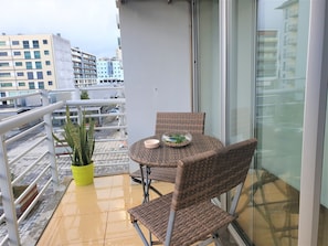 Outdoor dining - Oceanus Executive Apartamento (Ponta Delgada)