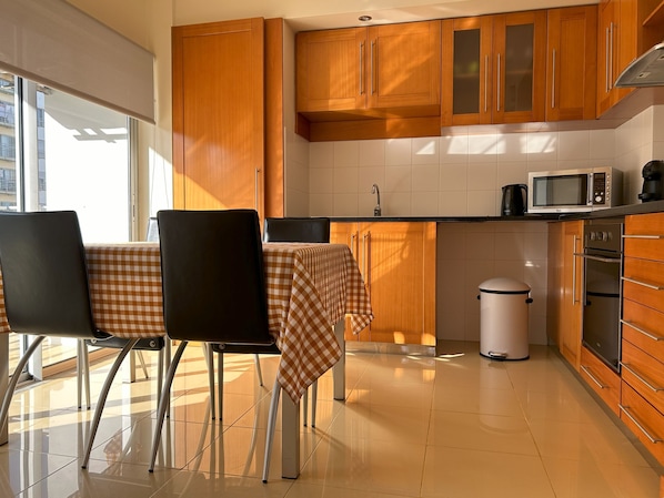 Fridge, microwave, oven, stovetop - Oceanus Executive Apartamento (Ponta Delgada)