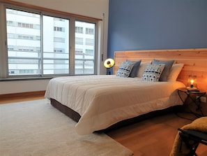 1 quarto, ferros/tábuas de passar roupa, berço de viagem