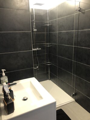 Shower, hair dryer, towels - Appartement (Porto-Vecchio)