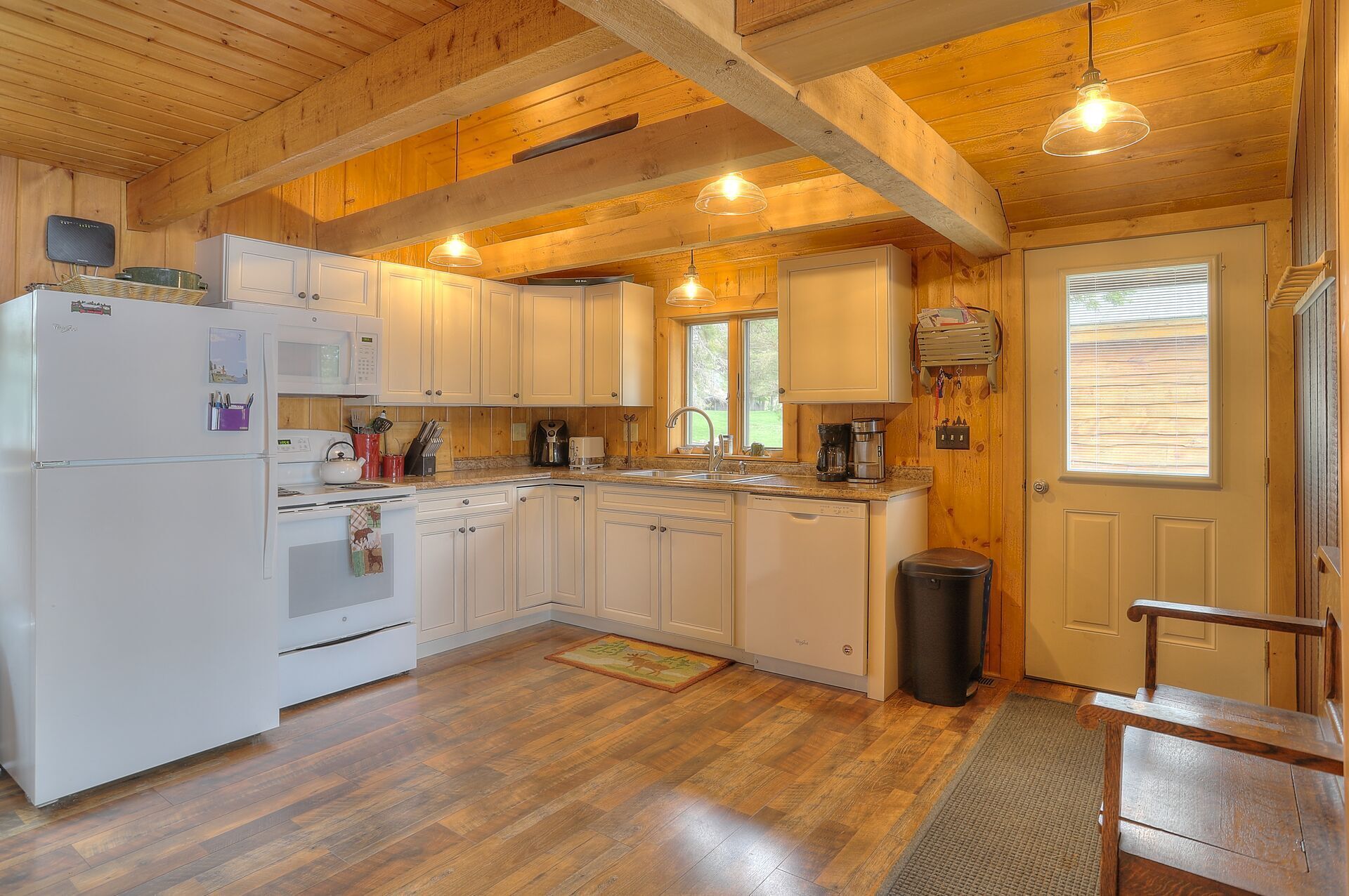 Russell Cove 3 - This cute cottage sits right on the water