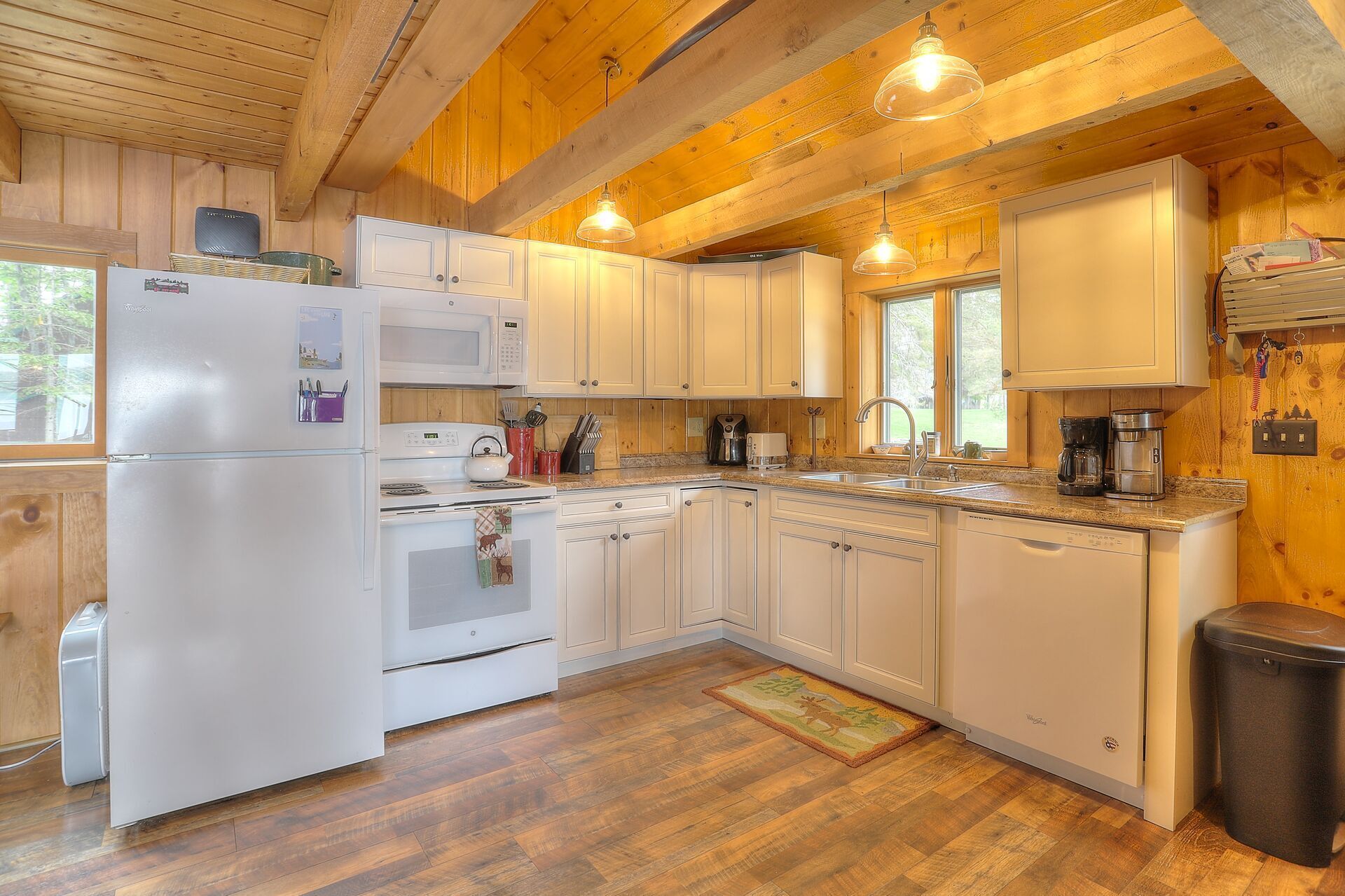 Russell Cove 3 - This cute cottage sits right on the water