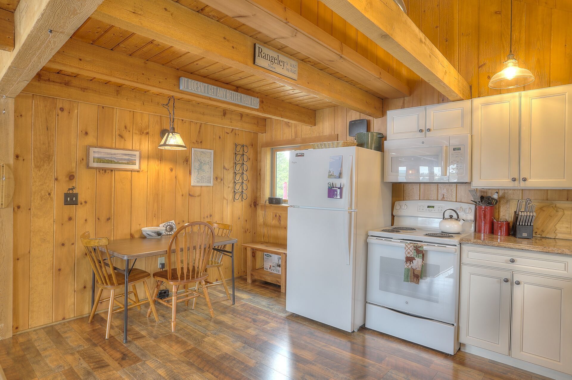 Russell Cove 3 - This cute cottage sits right on the water