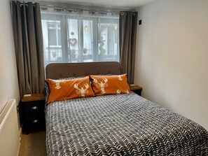 2 makuuhuonetta, silitysrauta/-lauta, ilmainen Wi-Fi, vuodevaatteet