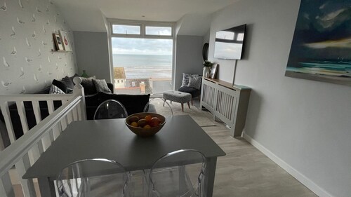 Modern Cottage, Panoramic Sea View, private deck, 100m from Saundersfoot beach