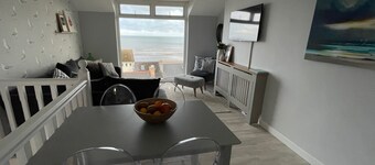 Modern Cottage, Panoramic Sea View, private deck, 100m from Saundersfoot beach