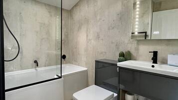 Combined shower/bathtub, hair dryer, towels, soap