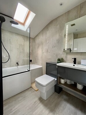 Suihkun ja ammeen yhdistelmä, hiustenkuivaaja, pyyhkeet, saippua