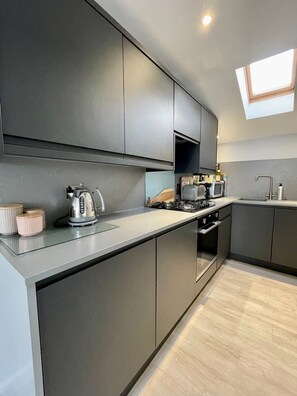 Réfrigérateur, micro-ondes, four, plaque de cuisson