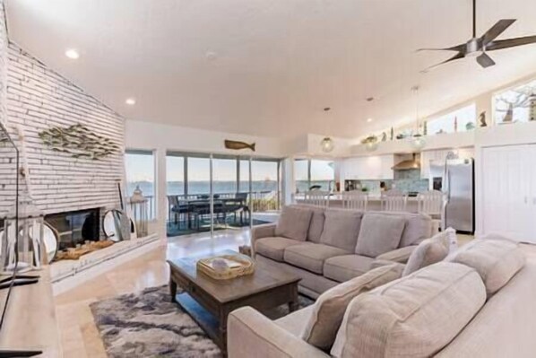 Älytelevisio, pöytätennispöytä, kirjoja