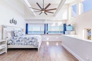 3 makuuhuonetta, työpöytä, silitysrauta/-lauta, vauvan matkasänky