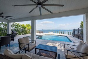 Lämmitetty uima-allas