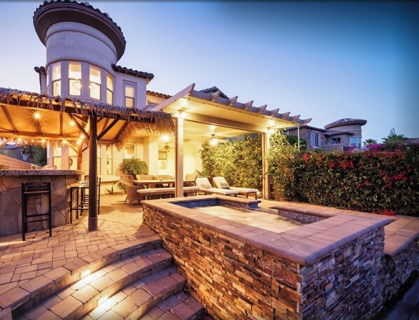 Terrace/patio - 🏝️Chic villa on the lake! 3 bed 3 bath, Golf, bbq & fun in the sun 🌵🏝️🍦👙 (Indio)