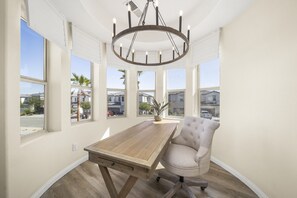 Interior - 🏝️Chic villa on the lake! 3 bed 3 bath, Golf, bbq & fun in the sun 🌵🏝️🍦👙 (Indio)