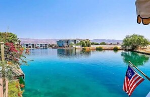 Una piscina al aire libre, una piscina climatizada