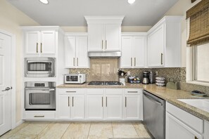 Fridge, microwave, oven, stovetop - 🏝️Chic villa on the lake! 3 bed 3 bath, Golf, bbq & fun in the sun 🌵🏝️🍦👙 (Indio)