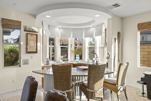 Dining - 🏝️Chic villa on the lake! 3 bed 3 bath, Golf, bbq & fun in the sun 🌵🏝️🍦👙 (Indio)