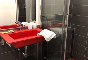 Douche, douche à « effet pluie », bidet, serviettes fournies