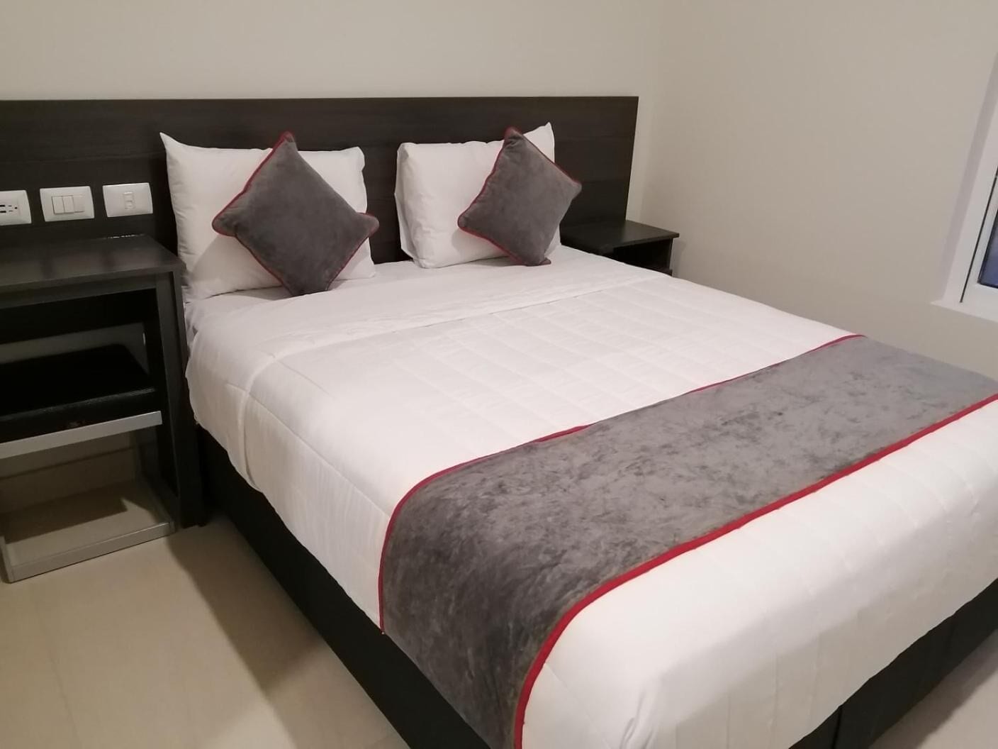 standard room, 1 queen bed | down duvets, in-room safe, soundproofing, free wifi
