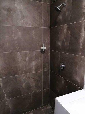 Shower, hair dryer, heated floors, towels - Vive Place (Aguascalientes)