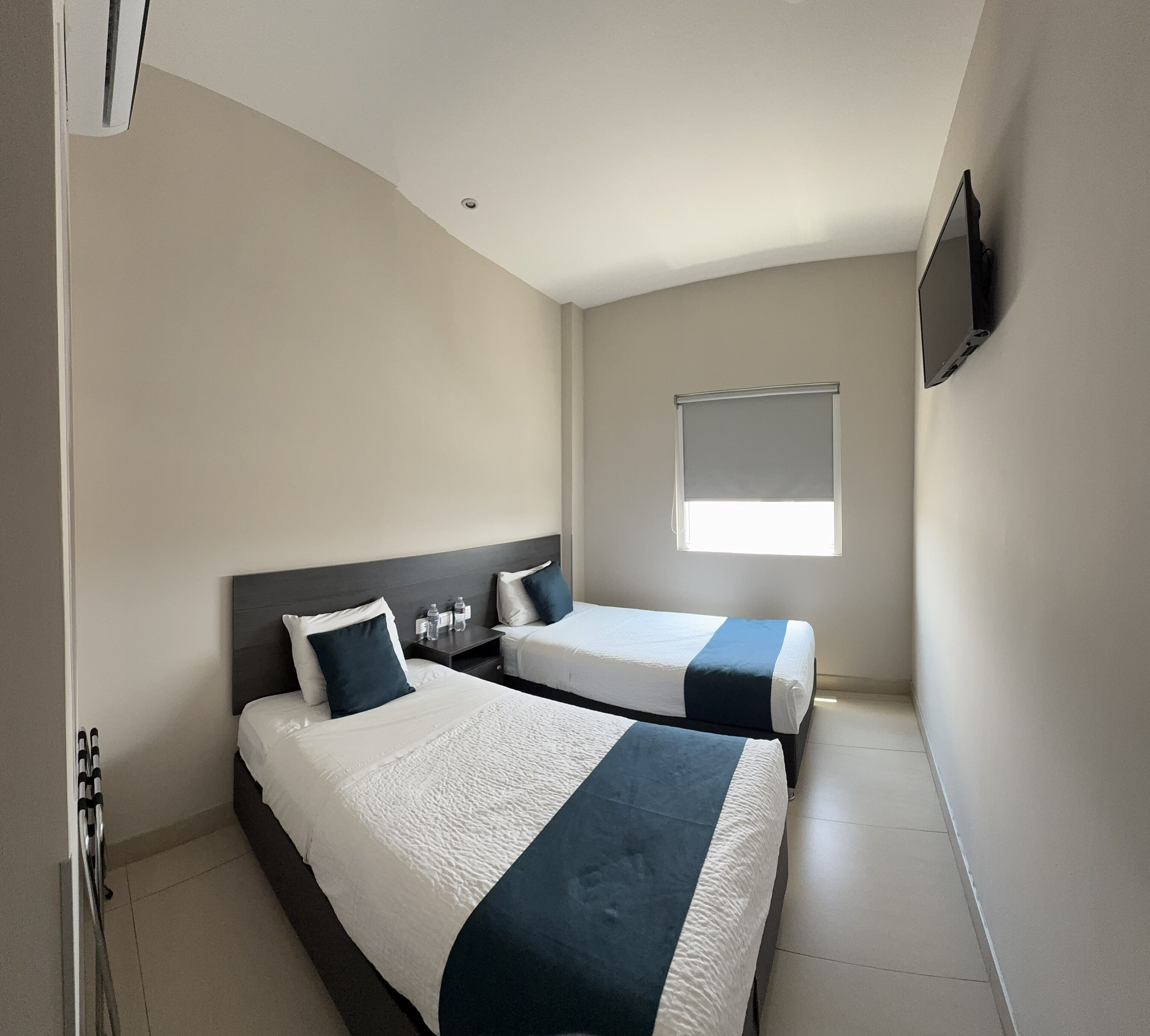 Cubrecamas y caja de seguridad en la habitación 