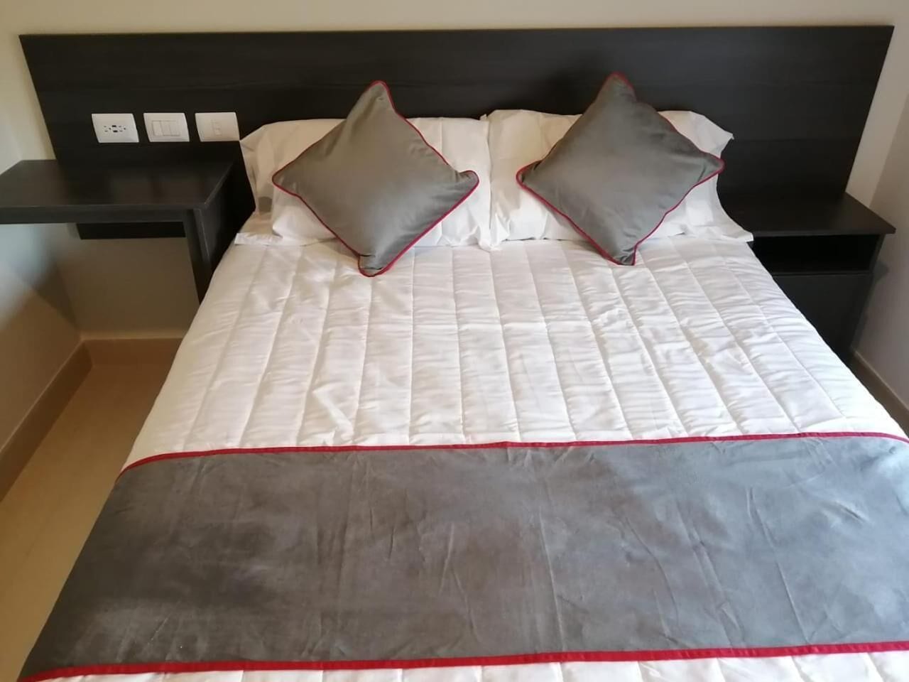 Chăn bông, két bảo mật tại phòng, phòng cách âm 