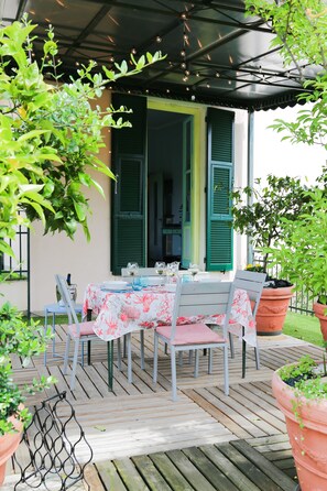 Outdoor dining
